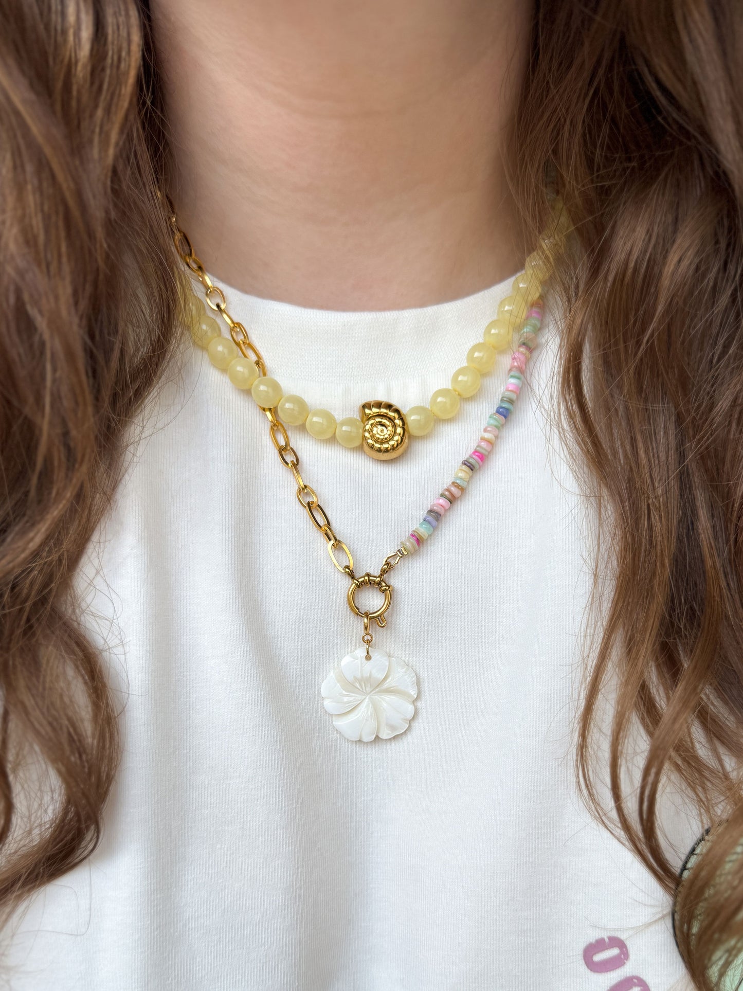 Gele kralenketting met schelp bedel en gekleurde kralen