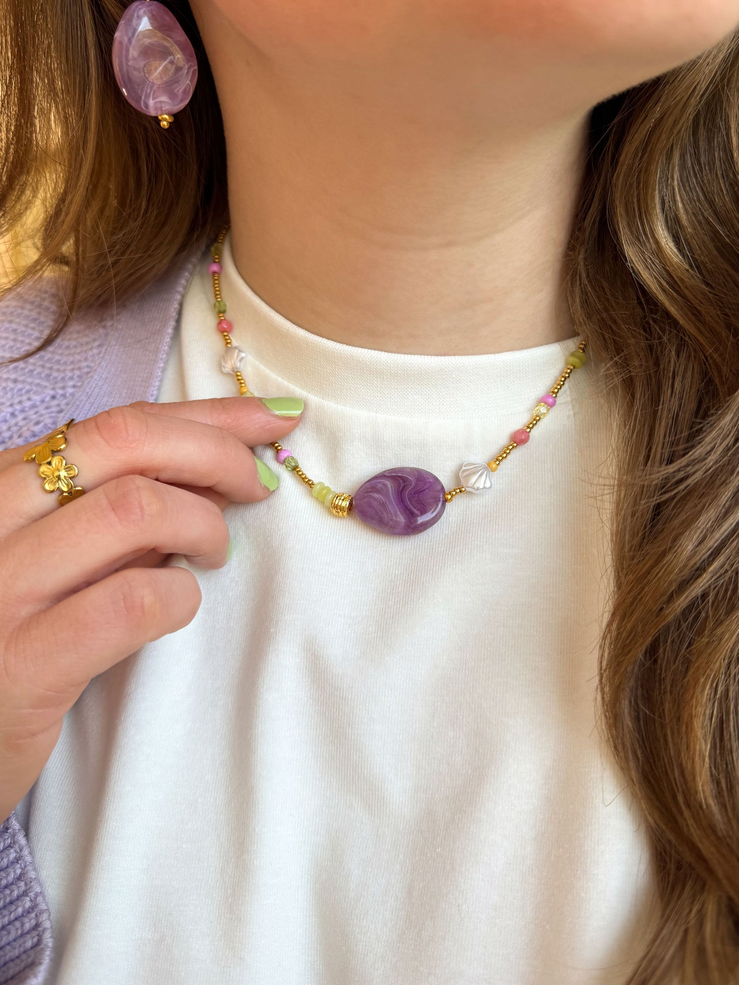 Ketting met paarse steen, schelpjes en lichtgroene kralen
