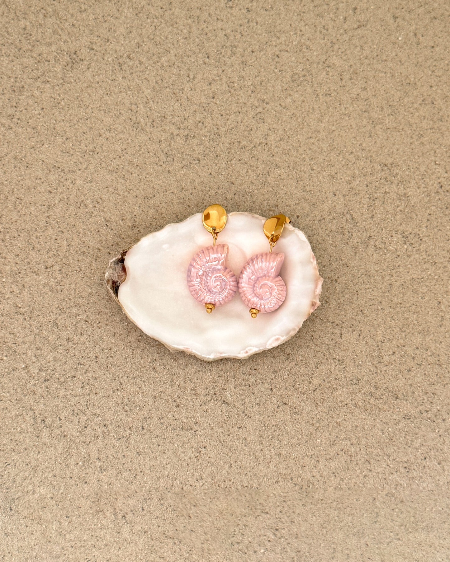 Gouden oorhangers met grote schelp bedel