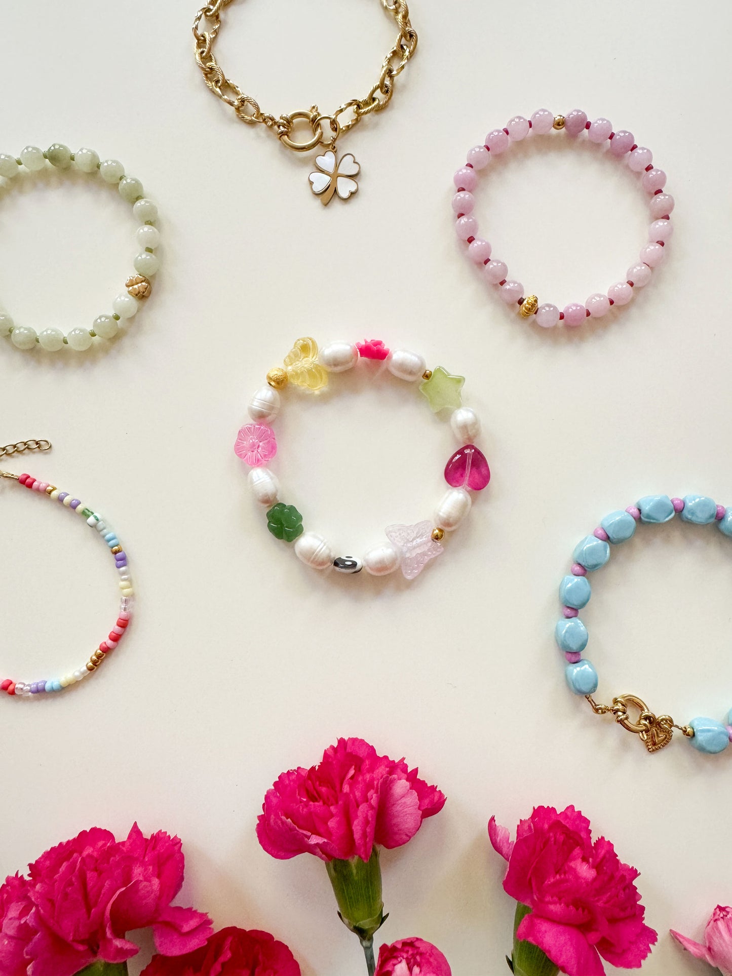 trendy kleurrijke armbanden