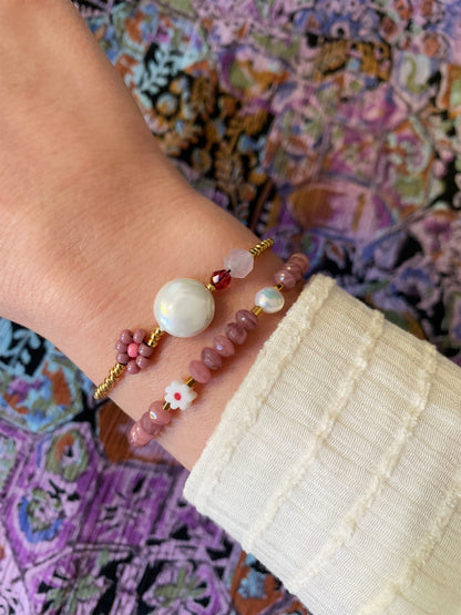 Paarse kralen armband met bloem