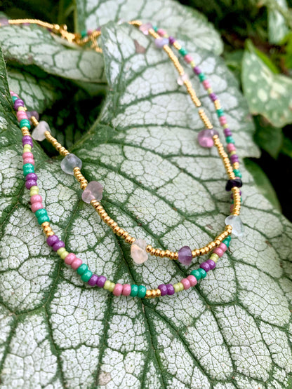 Ketting met paarse en groene kralen