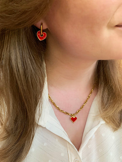 Gouden schakelketting met rood hartje