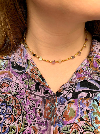 Gouden ketting met groene steentjes