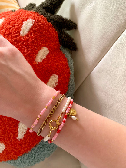 Roze armband met parel en muntje