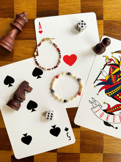 Parel armband met dobbelstenen