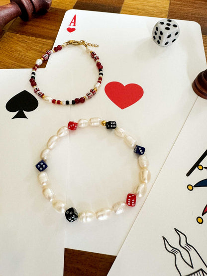 Parel armband met dobbelstenen