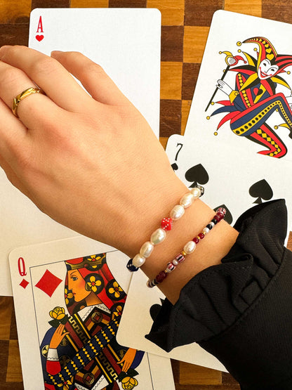 Parel armband met dobbelstenen