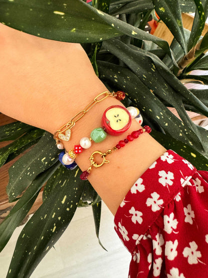 Bedel armband met parels, hartje en rode steentjes