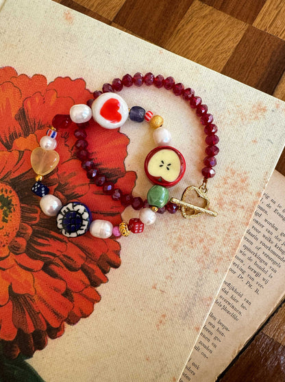 Statement armband met opvallende kralen appel hartje bloem