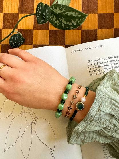 Gouden schakel armband met bloemetjes bruin en grijs