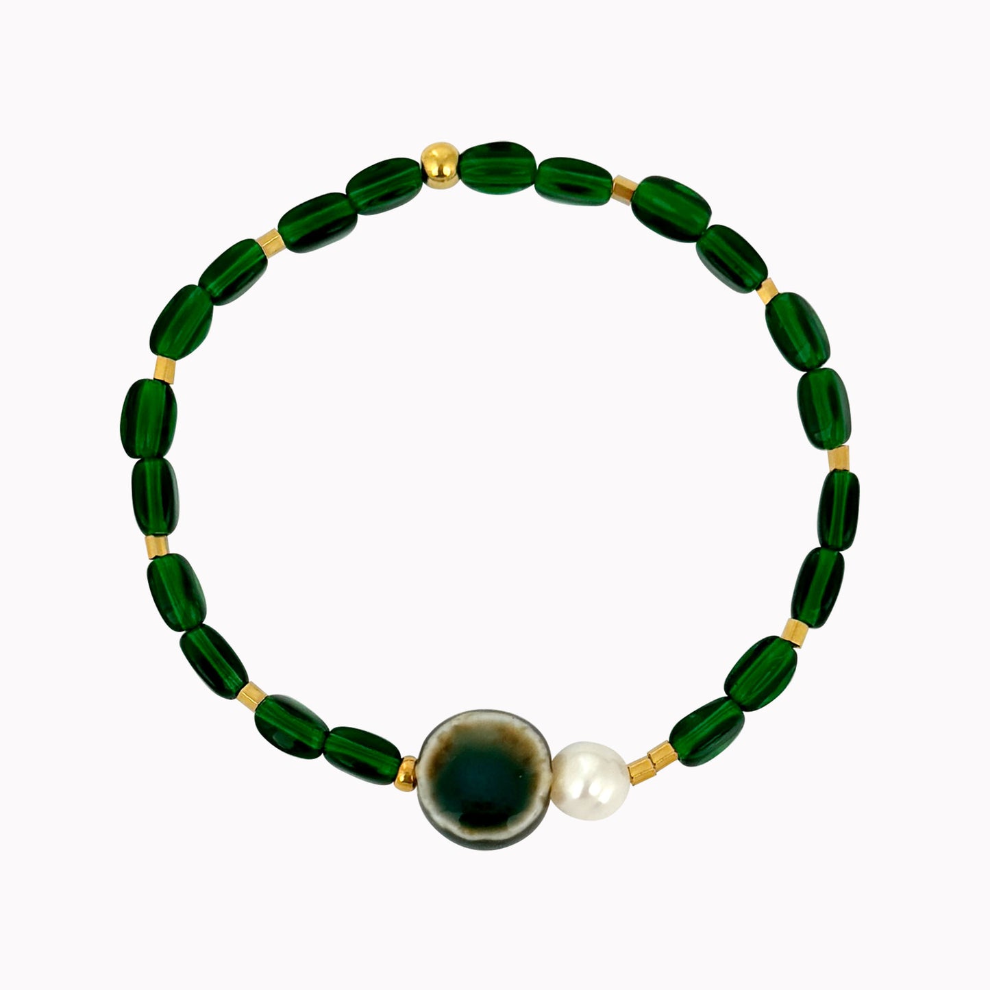 Kralen armband goud met groene steen van keramiek