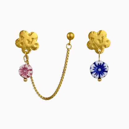 Gouden oorbellen met ketting en bloemen roze en blauw