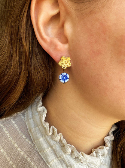 Gouden oorbellen met ketting en bloemen roze en blauw