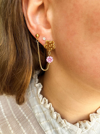 Gouden oorbellen met ketting en bloemen roze en blauw