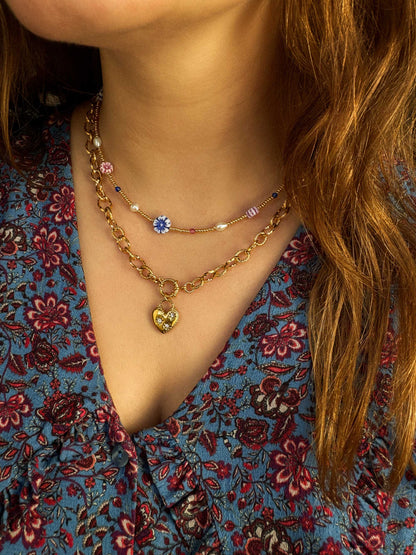 Gouden ketting met bloemetjes en gouden schakelketting met hart