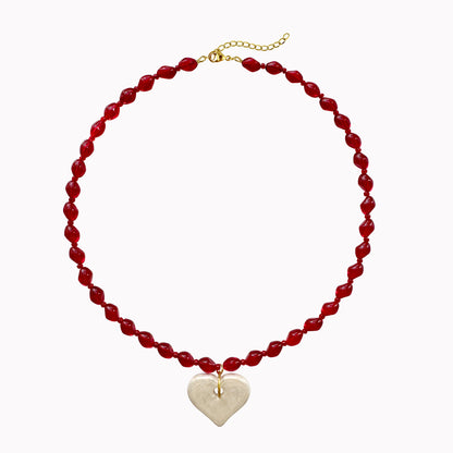 Rode kralen ketting met wit hart van keramiek