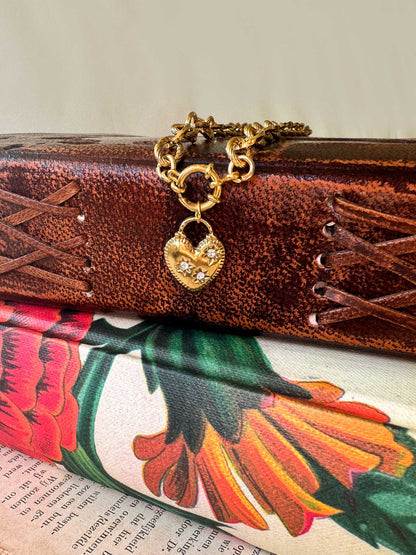 Gouden schakel ketting hart bedel met steentjes