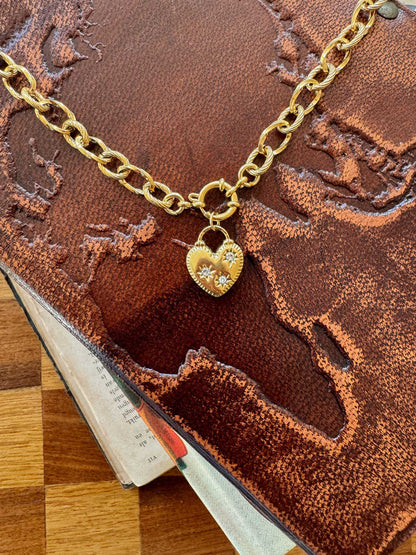 Gouden schakel ketting hart bedel met steentjes