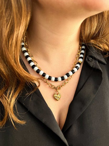 Kralen ketting zwart wit met gouden slotje en hart