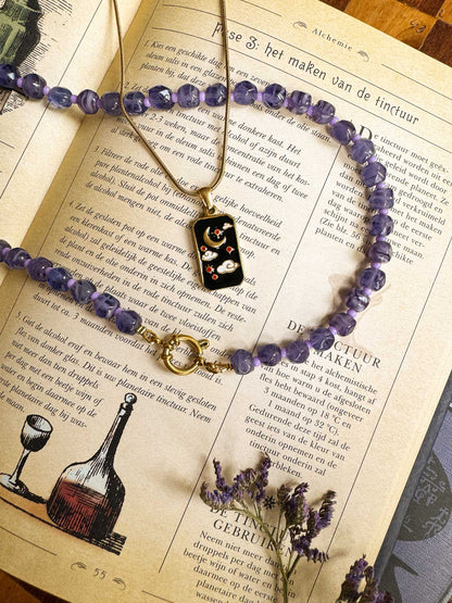 Paarse ketting met vintage kralen met goud slotje