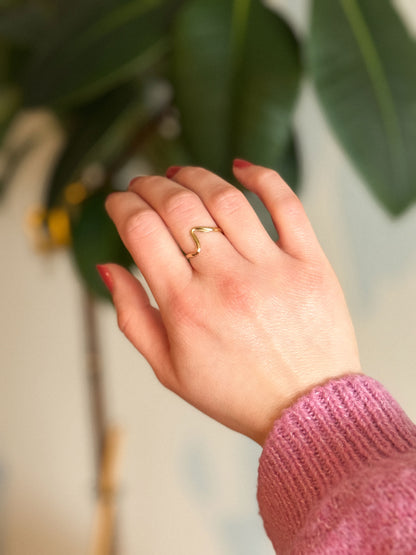 Gouden ring met golf structuur