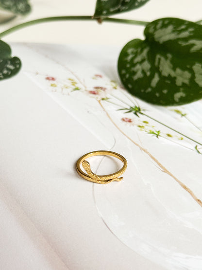 Verstelbare gouden ring met slang