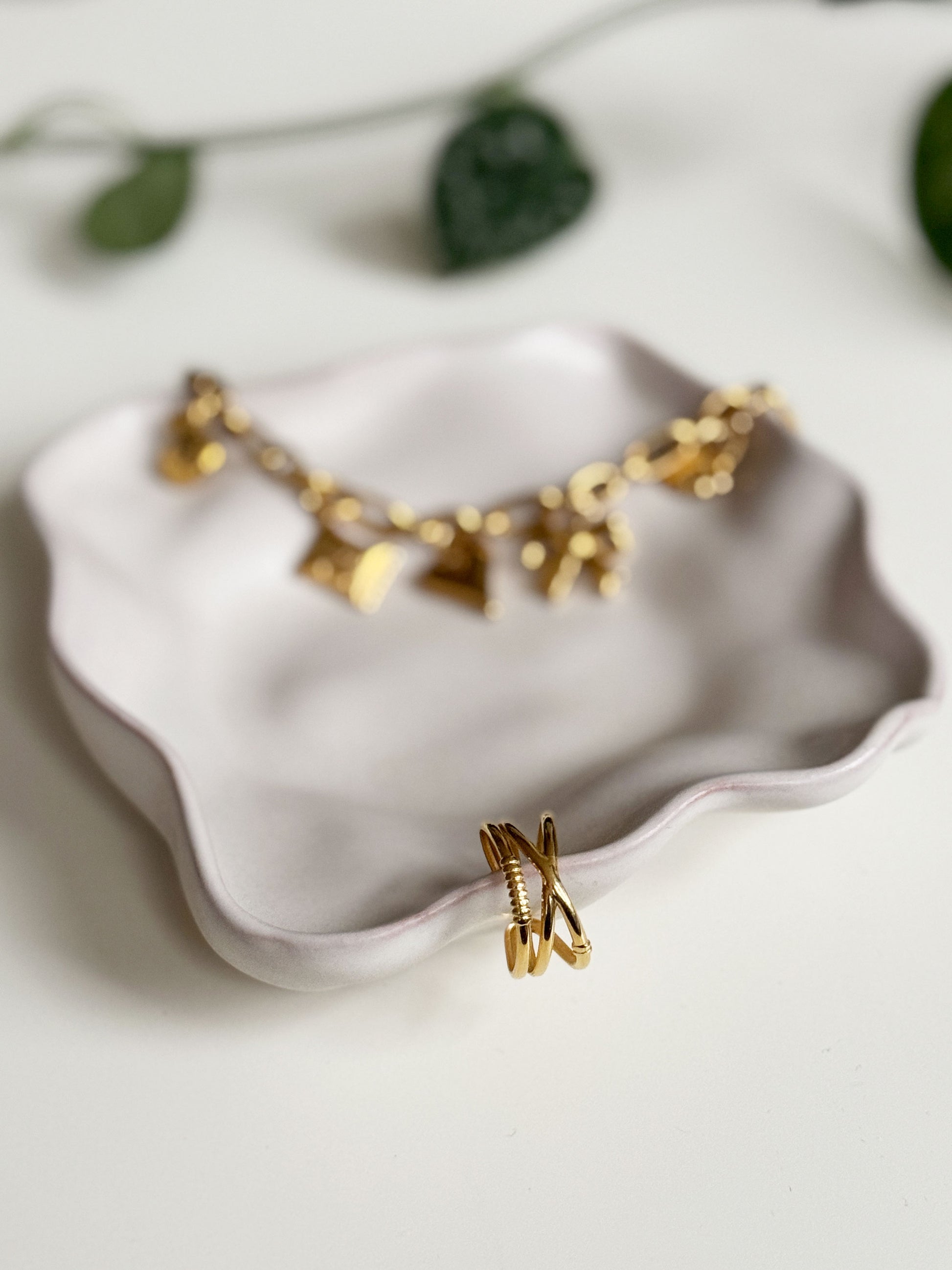 Gouden statement ring gekruist