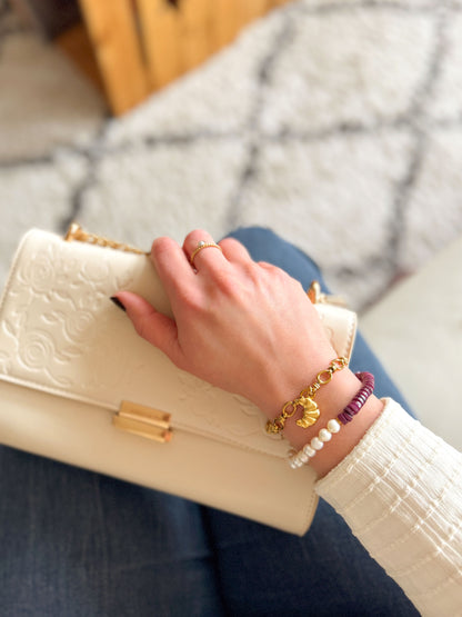 Parelarmband met paarse schelpkralen