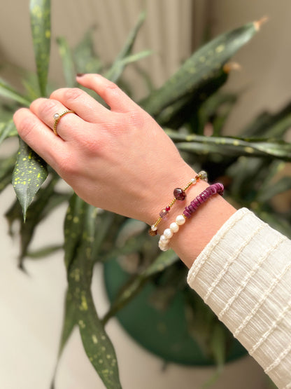 Armband met parels en paarse schelpkralen