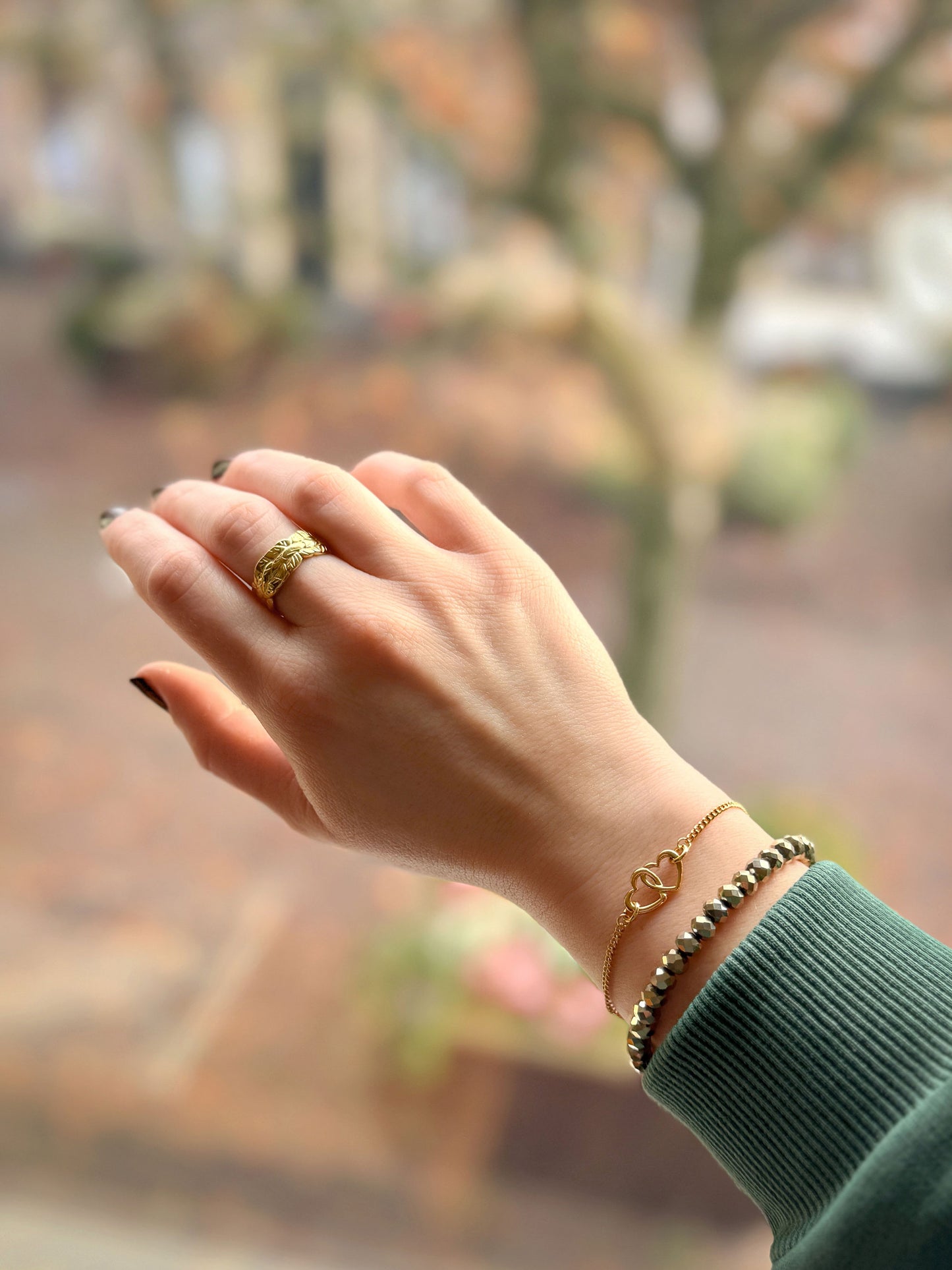 Minimalistische armband met twee hartjes