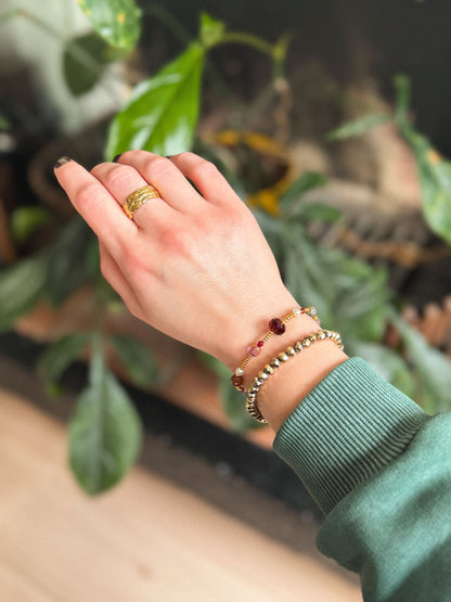 Zilveren armband met metallic kralen