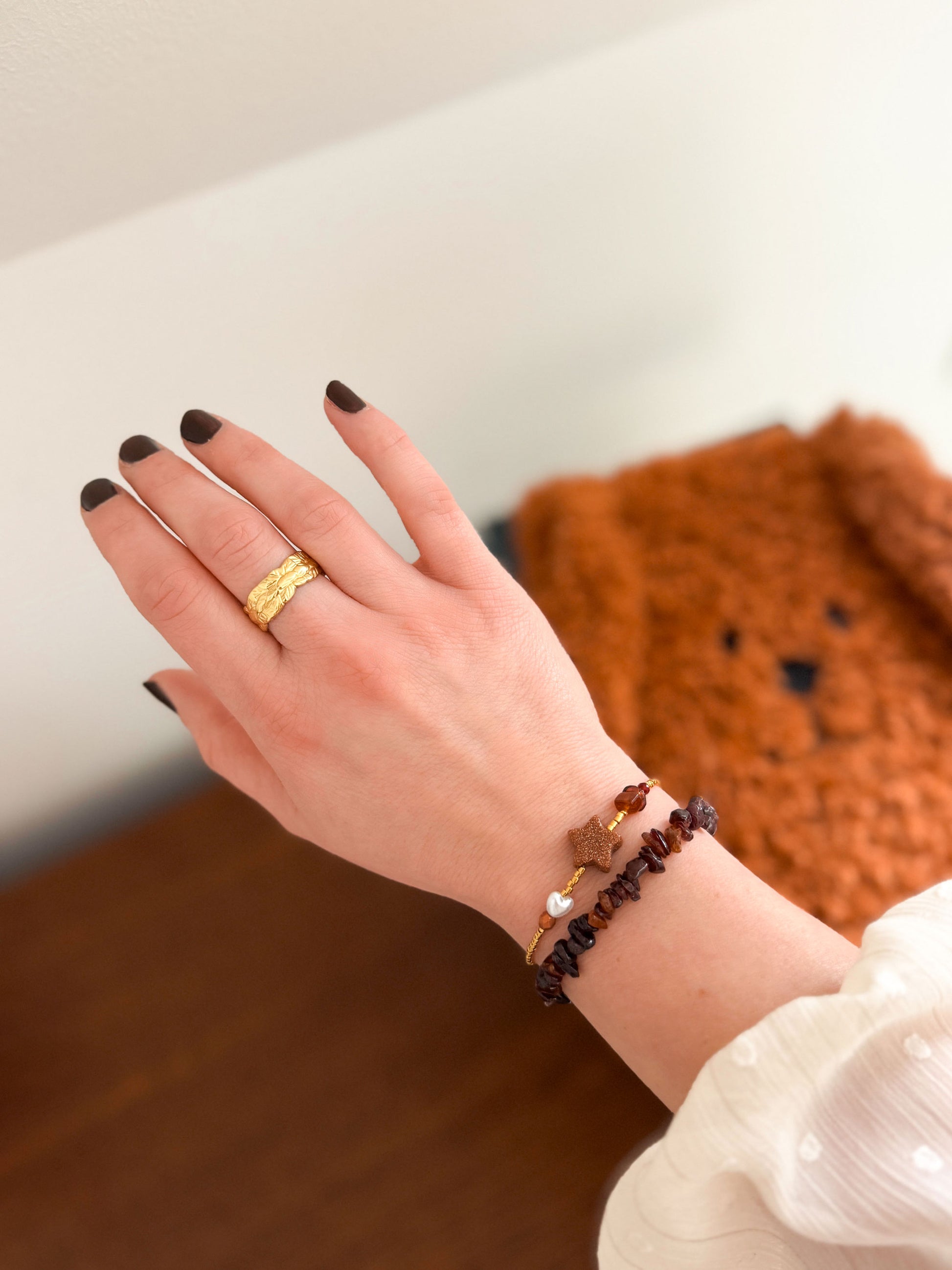 Gouden armband met ster en bruine kralen