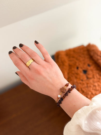 Gouden armband met ster en bruine kralen