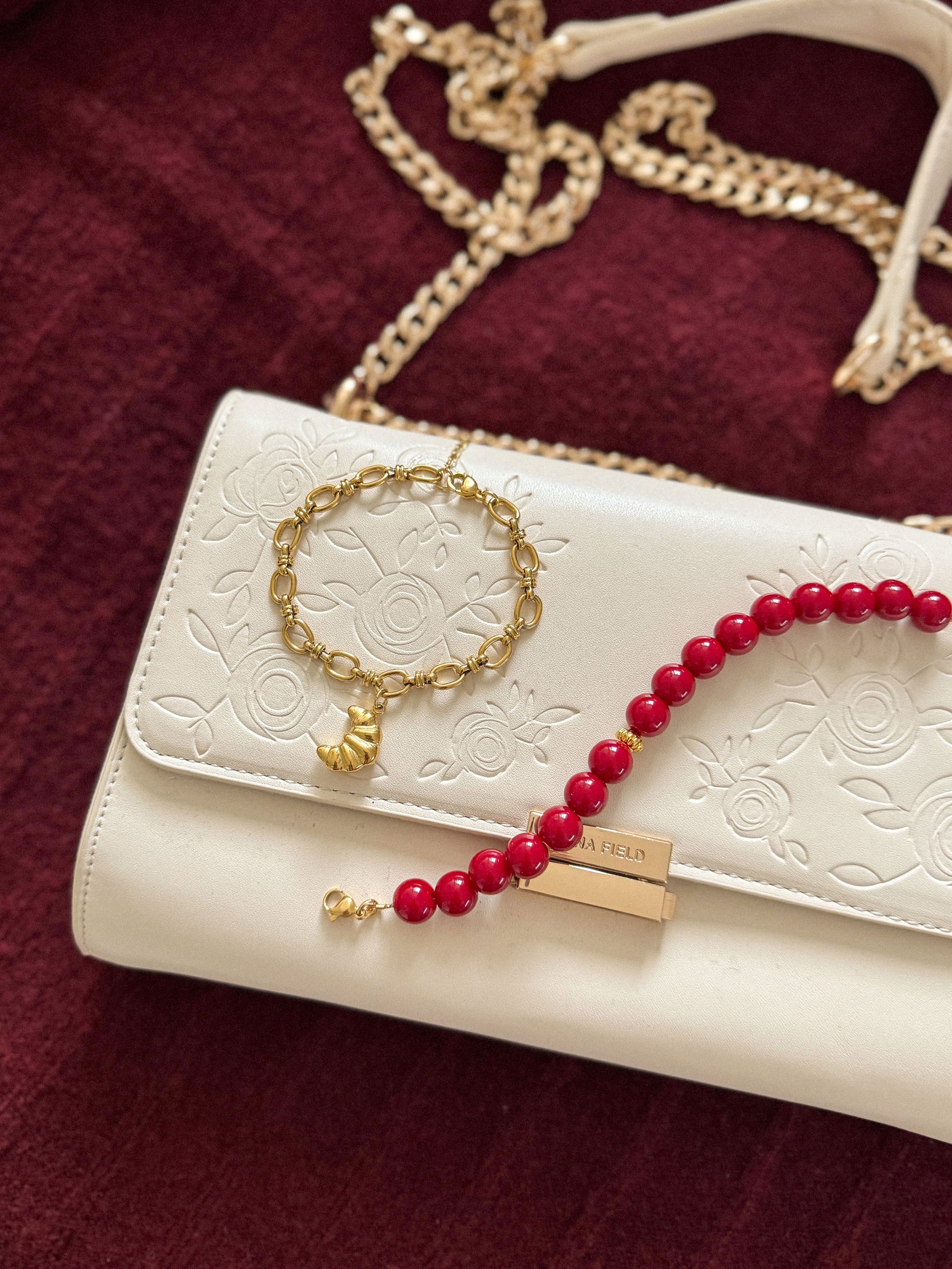 Gouden chunky armband met croissant bedel