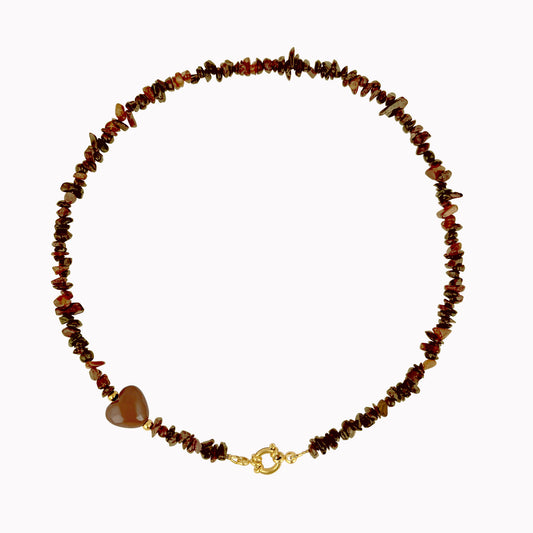 Bruine kralenketting met chipstonekralen en hartje