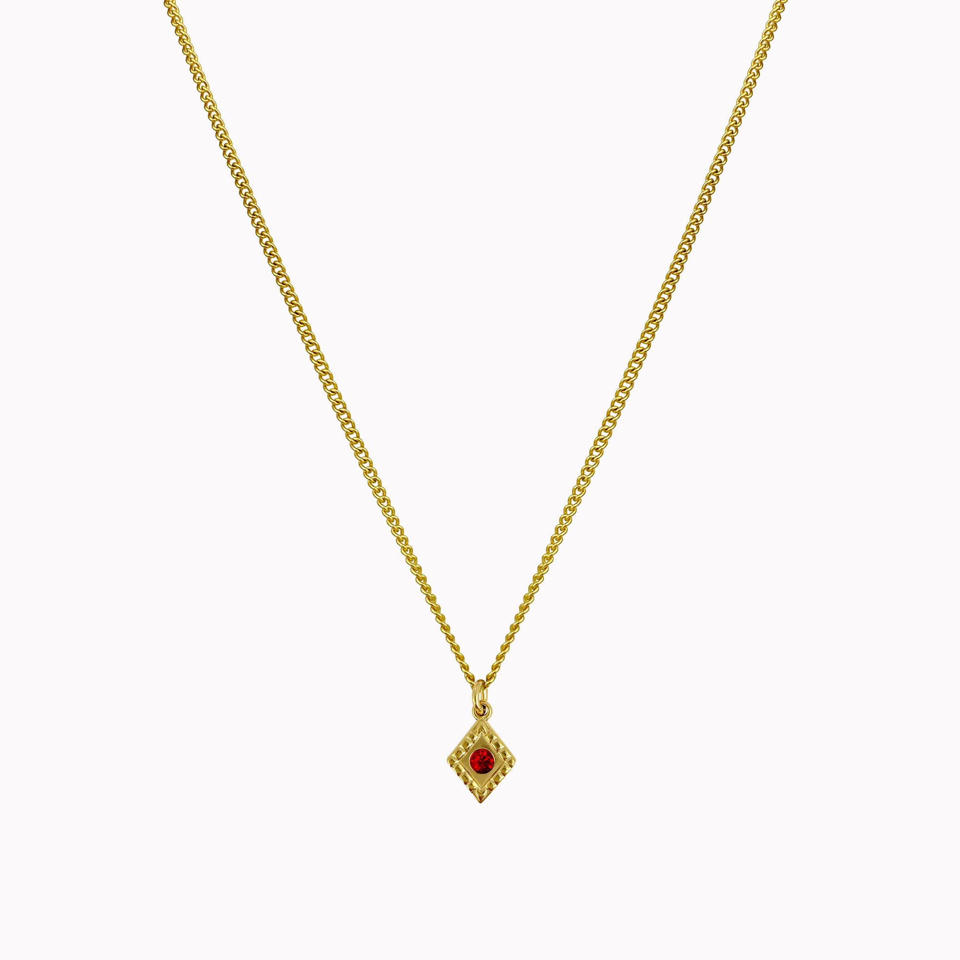 Gouden bedelketting met rood steentje