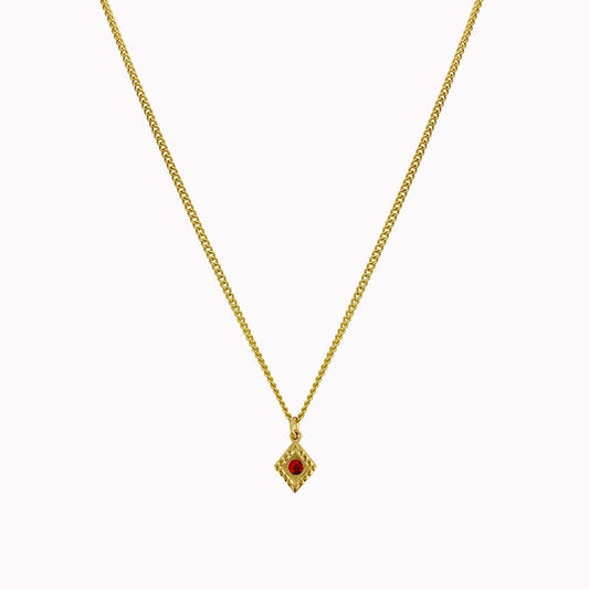 Gouden bedelketting met rood steentje