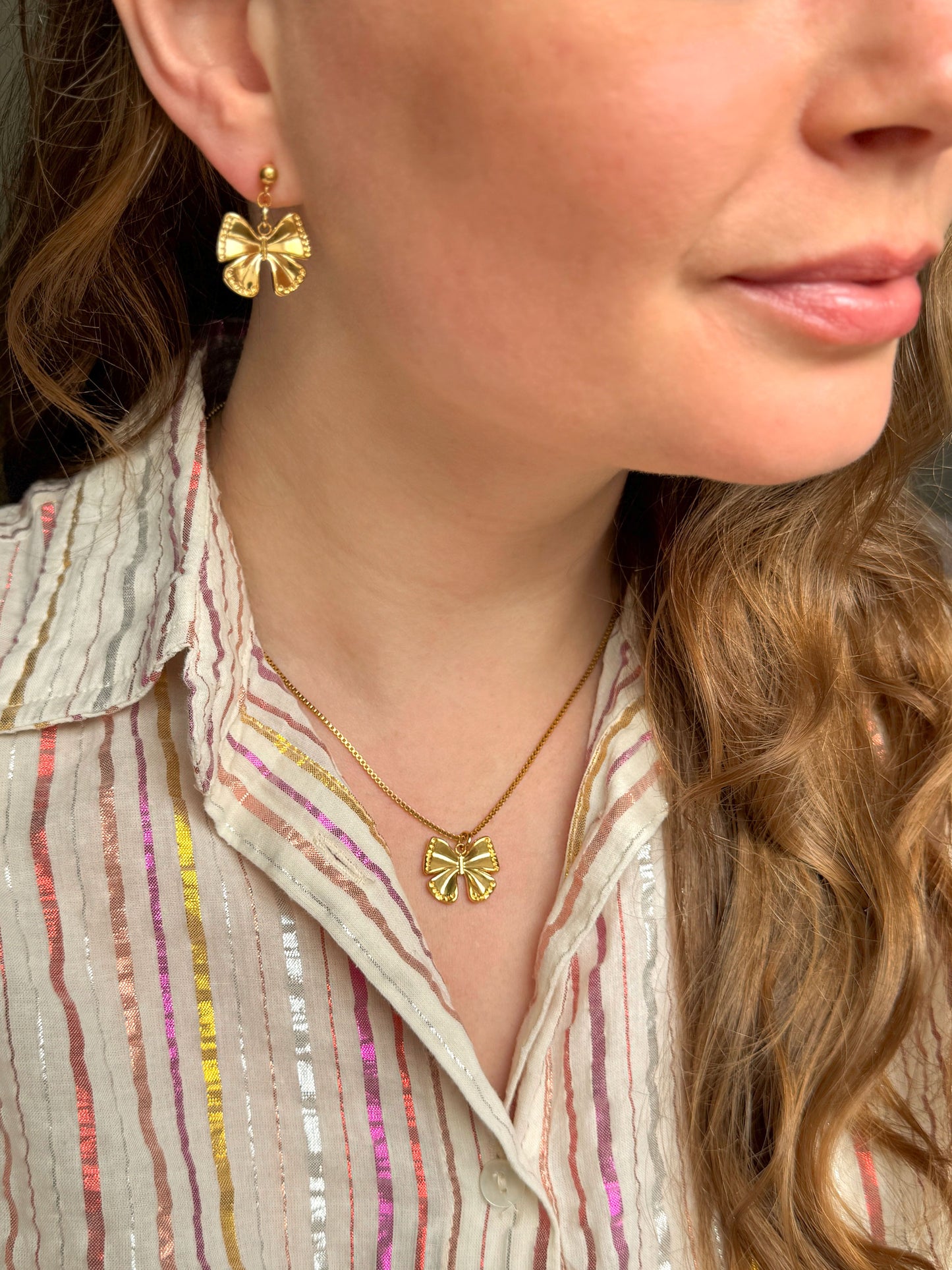 Minimalistische ketting met strikjes bedel