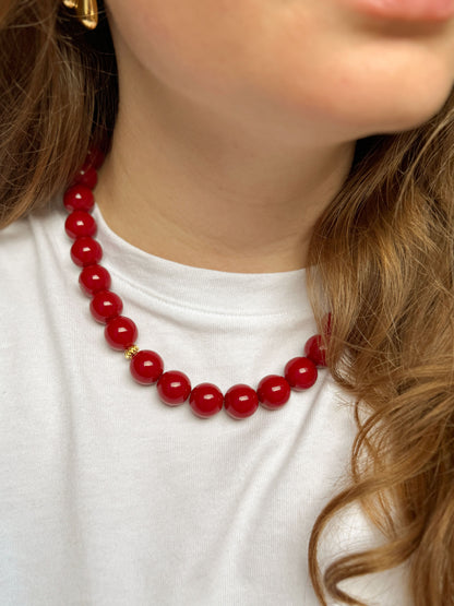 Donkerrode ketting met grote kralen