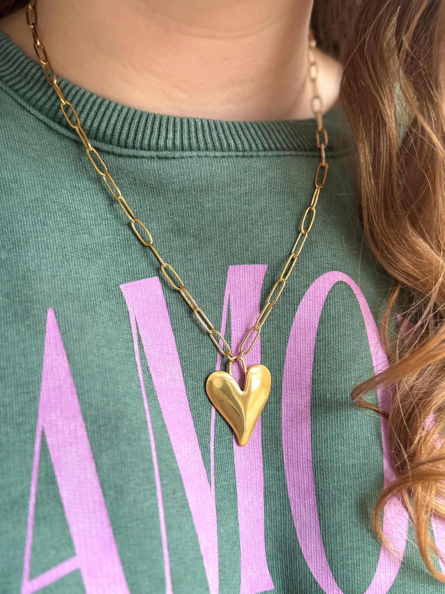 Gouden ketting met groot hart close-up