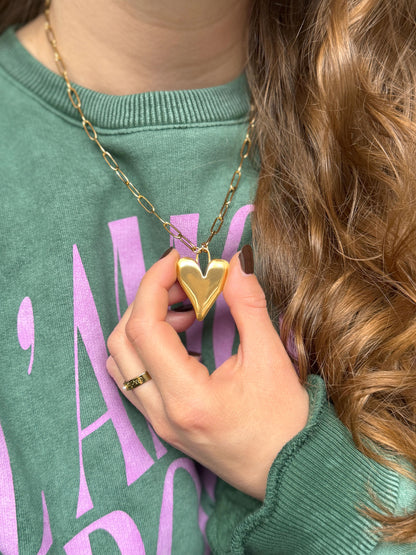 Gouden schakelketting met hartjes bedel