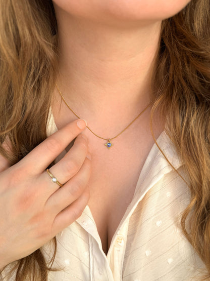 Gouden gedraaide ring met parel