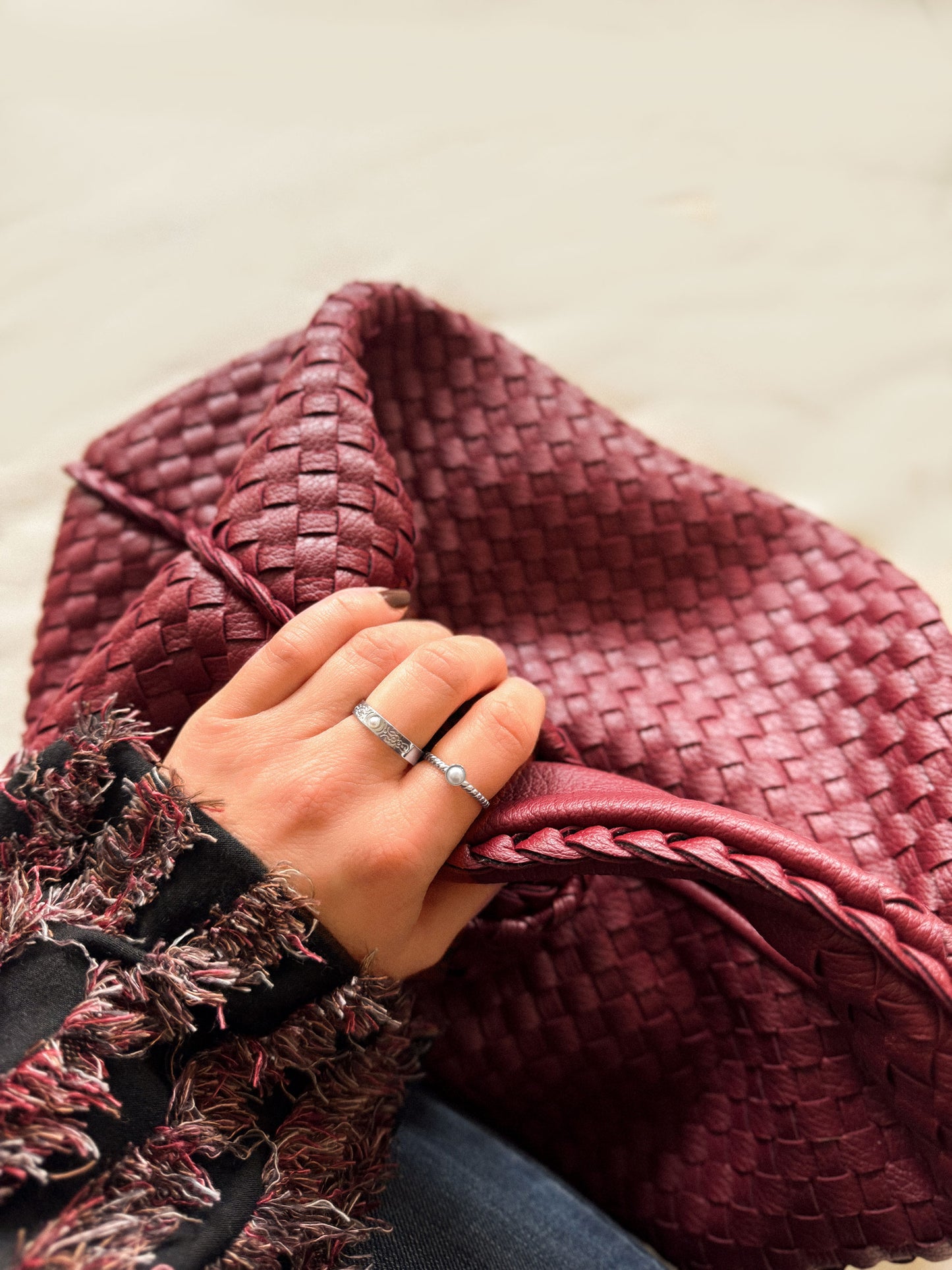 Zilveren ring met gedraaide textuur en parel