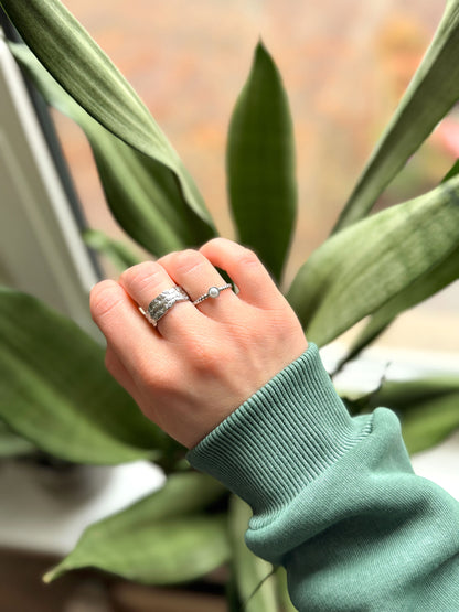 Zilveren brede ring met structuur