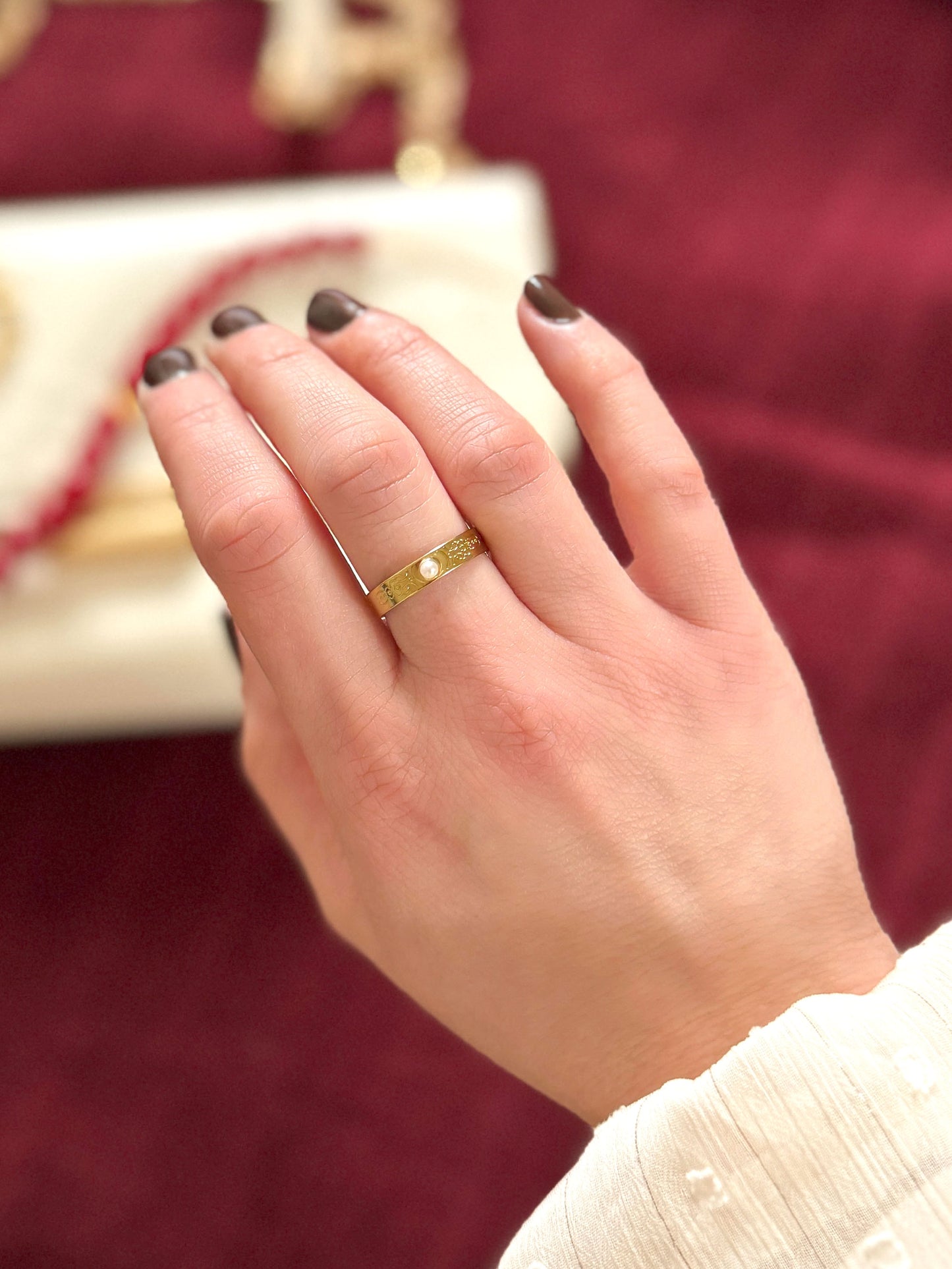 Gouden ring met gravering en parel