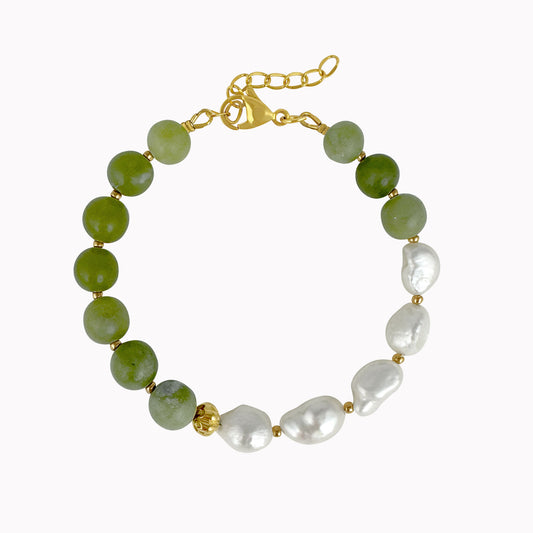 Olijfgroene kralenarmband met ronde groene kralen, witte barokparels en kleine gouden details.
