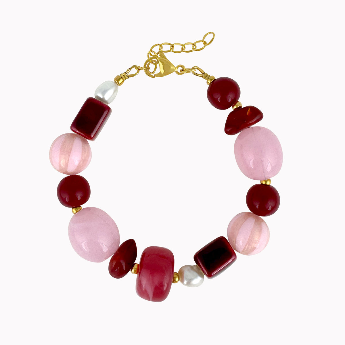 Kralenarmband met grote roze en wijnrode kralen in verschillende vormen, witte parels en gouden details.