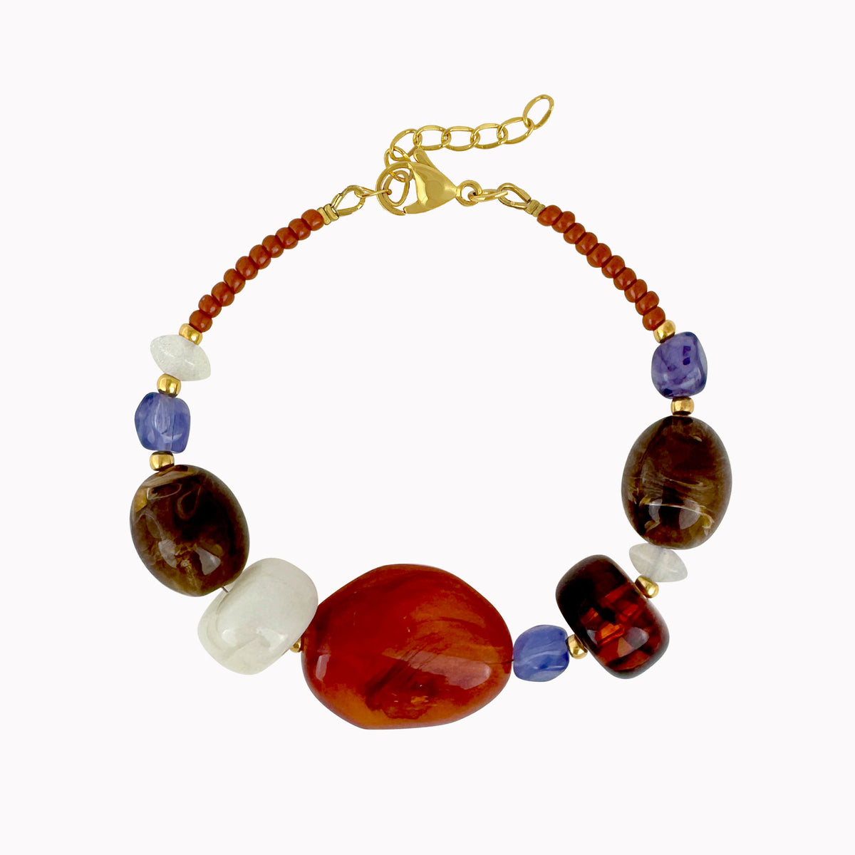 Terracotta kralenarmband met grote bruine, oranje en crèmekleurige kralen, paarse accenten en gouden details.