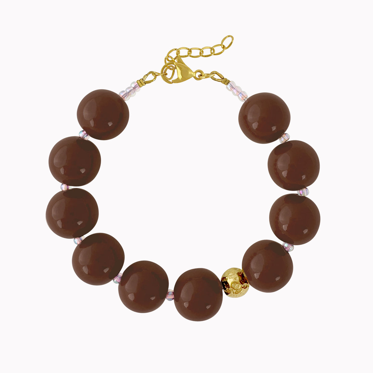 Bruine statement kralenarmband met grote glanzende ronde kralen en een opvallende gouden kraal.